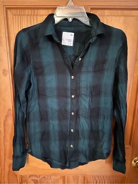 SO Men's Green and Black Plaid Button-Down Shirt